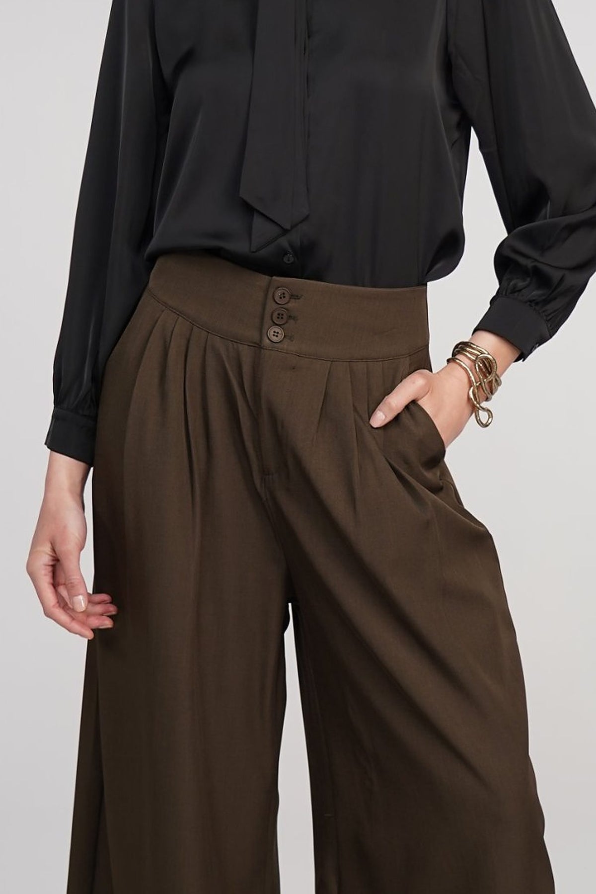 Nora Pant – She's Limitless